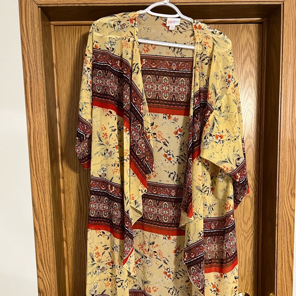 Stunning LuLaRoe Shirley Cover-Up Medium